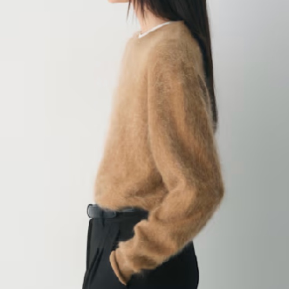 Aritzia Brushed Cashmere Relaxed CrewneckSweater.NWT. - Picture 5 of 8